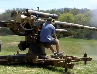 Βίντεο: Πυροβολώντας με ένα γερμανικό Flak-36 88 χιλιοστών